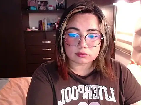 Snapshot of YiniBelle chatting on February 10, 4:16 am YiniBelle online show from February 10, 4:16 am