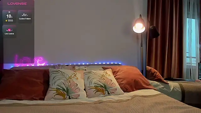 Snapshot of EllaRosss chatting on December 3, 9:51 am EllaRosss online show from December 3, 9:51 am