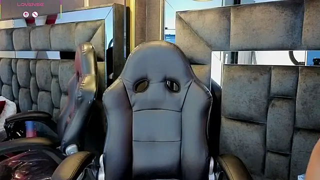 IssaJones  online show from March 26, 8:58 pm