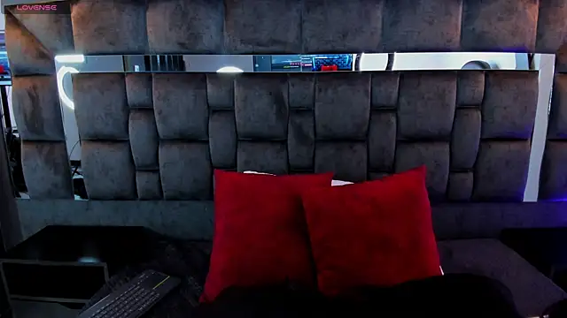 IssaJones  online show from June 26, 9:52 pm