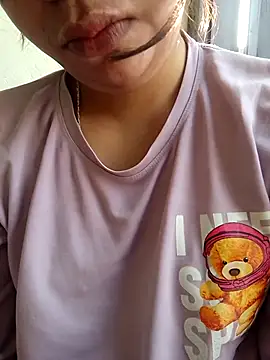 Snapshot of isha_sharma2002 chatting on December 2, 4:07 am isha sharma2002 online show from December 2, 4:07 am