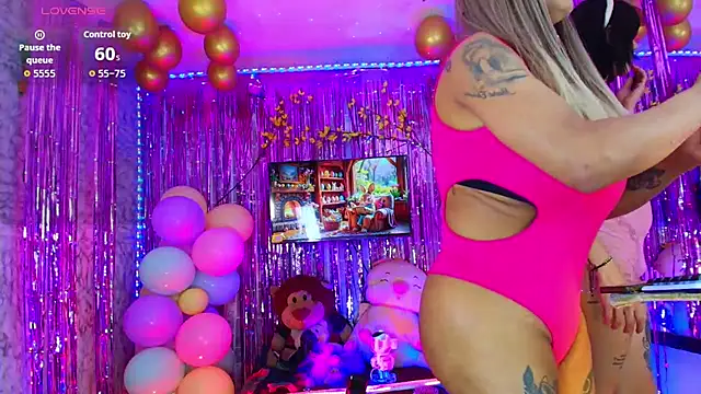 Snapshot of TAYLOR_S7 chatting on April 1, 2:01 am TAYLOR S7 online show from April 1, 2:01 am