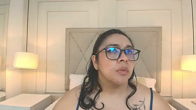 ViickyLee online show from May 9, 2:22 pm