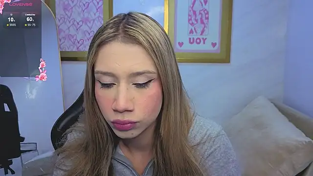 Snapshot of Evy_Luxx_v chatting on April 9, 3:39 am Evy Luxx v online show from April 9, 3:39 am