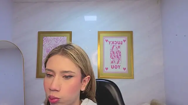 Snapshot of Evy_Luxx_v chatting on April 10, 3:23 am Evy Luxx v online show from April 10, 3:23 am