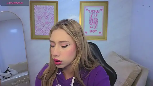 Snapshot of Evy_Luxx_v chatting on April 15, 3:24 am Evy Luxx v online show from April 15, 3:24 am