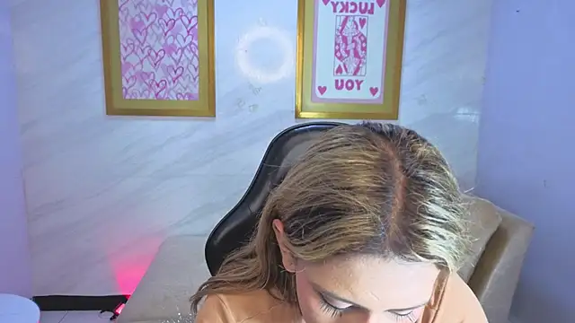 Snapshot of Evy_Luxx_v chatting on April 18, 3:32 am Evy Luxx v online show from April 18, 3:32 am