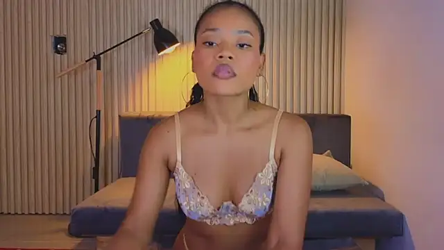 Snapshot of vanestraus chatting on April 15, 7:43 pm vanestraus online show from April 15, 7:43 pm