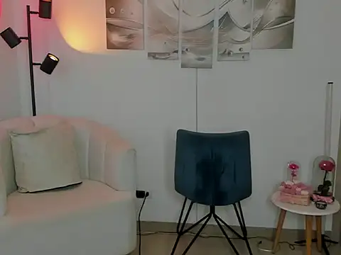 haileyflorez  online show from February 7, 6:11 pm