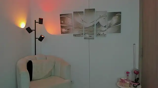 haileyflorez  online show from February 17, 5:19 pm