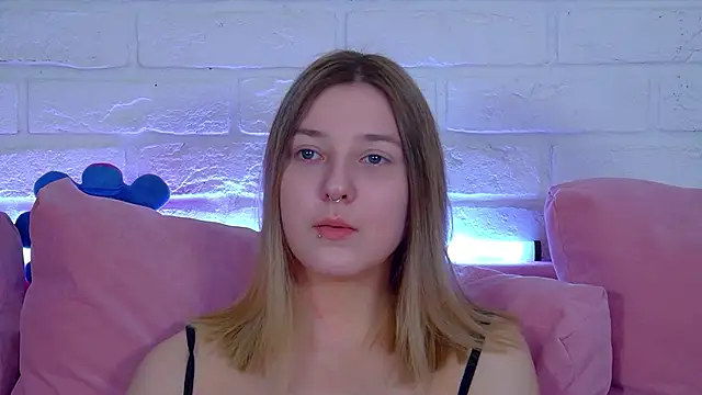 Snapshot of TinnaBurton chatting on April 9, 4:23 pm TinnaBurton online show from April 9, 4:23 pm