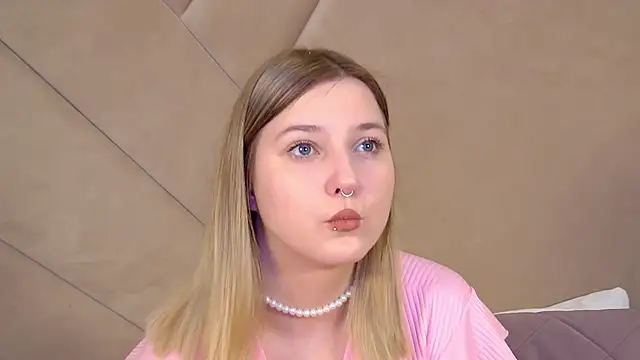 Snapshot of TinnaBurton chatting on April 13, 4:23 pm TinnaBurton online show from April 13, 4:23 pm