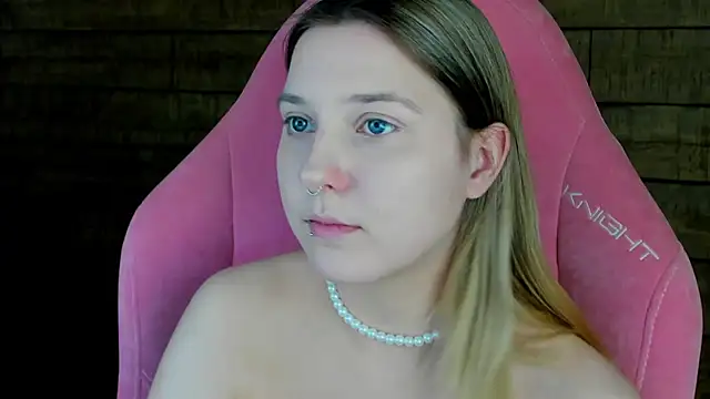 Snapshot of TinnaBurton chatting on April 15, 7:58 pm TinnaBurton online show from April 15, 7:58 pm