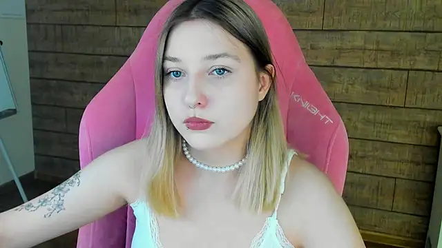 Snapshot of TinnaBurton chatting on May 6, 4:23 pm TinnaBurton online show from May 6, 4:23 pm