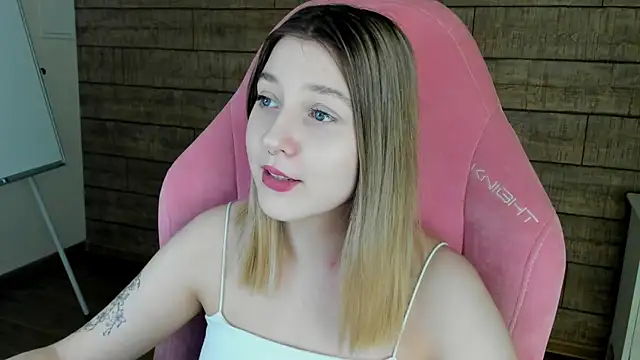 Snapshot of TinnaBurton chatting on May 17, 4:25 pm TinnaBurton online show from May 17, 4:25 pm
