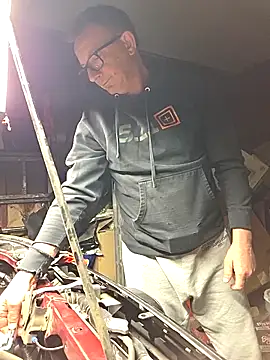 Snapshot of longsmooth4u chatting on April 2, 6:22 am longsmooth4u online show from April 2, 6:22 am