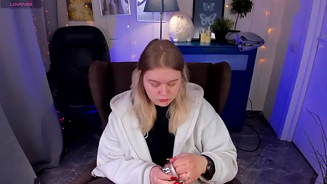 LouiseMous online show from February 4, 8:03 pm