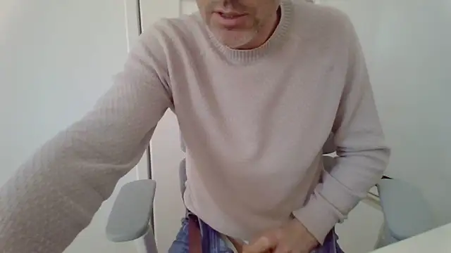 Snapshot of Brandonn1989amateur chatting on April 1, 12:28 pm Brandonn1989amateur online show from April 1, 12:28 pm