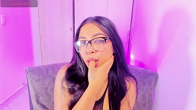 evelisse  online show from April 3, 3:26 am