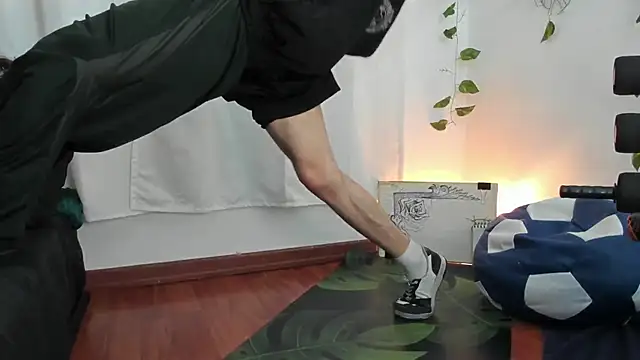 Snapshot of AngelDamianArt chatting on February 5, 8:13 pm AngelDamianArt online show from February 5, 8:13 pm