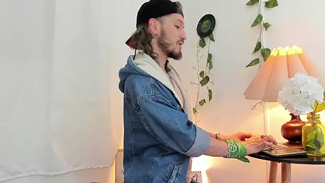 Snapshot of AngelDamianArt chatting on February 9, 7:18 pm AngelDamianArt online show from February 9, 7:18 pm