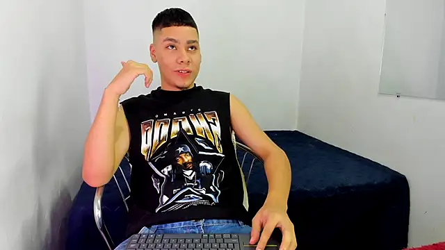 Lucastorrez01 online show from May 10, 3:44 am