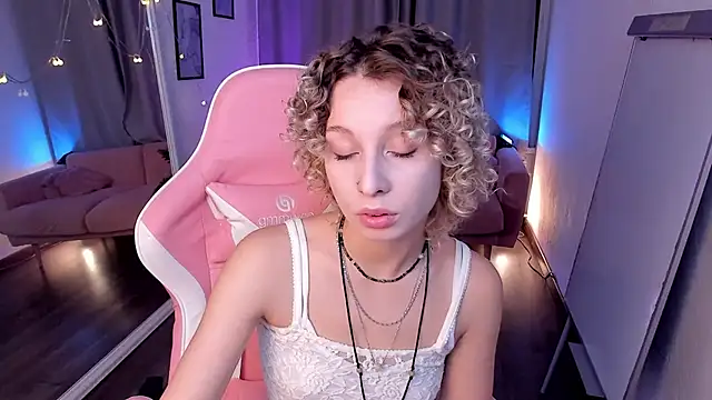 Mary Wohlberg online show from December 5, 5:27 am