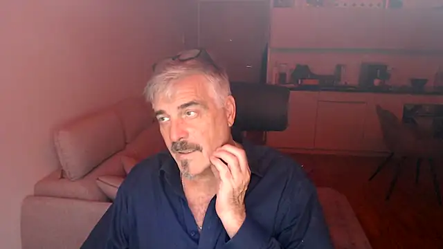 Snapshot of Buidapest chatting on December 18, 9:32 pm Buidapest online show from December 18, 9:32 pm