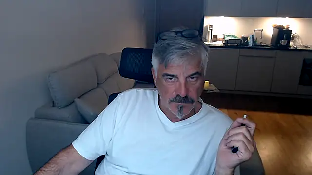 Snapshot of Buidapest chatting on January 5, 6:33 pm Buidapest online show from January 5, 6:33 pm