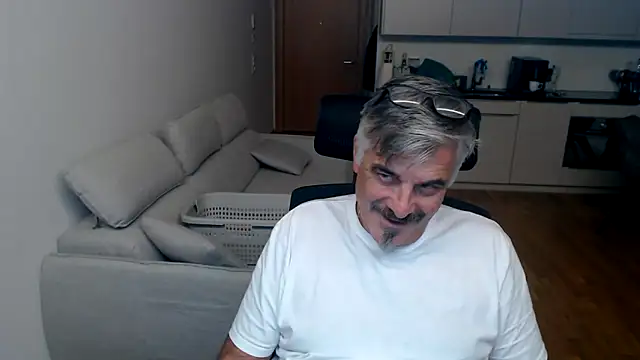 Snapshot of Buidapest chatting on February 2, 11:58 pm Buidapest online show from February 2, 11:58 pm