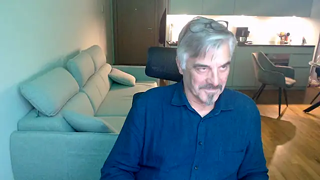 Snapshot of Buidapest chatting on February 6, 12:04 am Buidapest online show from February 6, 12:04 am