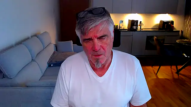 Snapshot of Buidapest chatting on March 25, 4:24 pm Buidapest online show from March 25, 4:24 pm