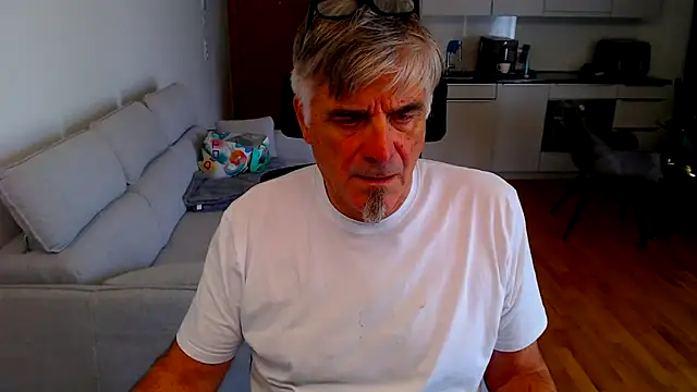 Snapshot of Buidapest chatting on March 27, 8:26 am Buidapest online show from March 27, 8:26 am