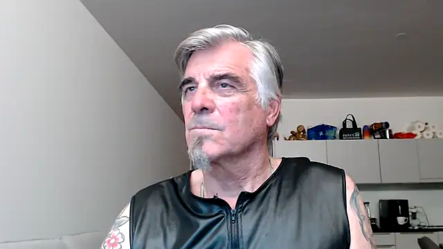 Buidapest online show from May 10, 3:01 am