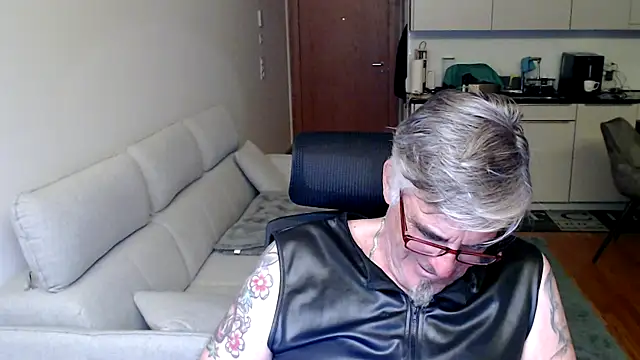 Buidapest online show from May 10, 8:47 pm