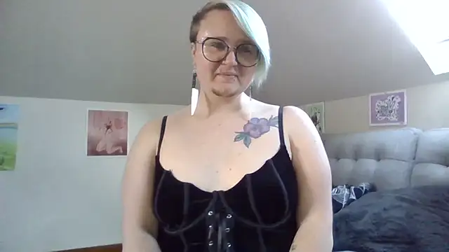 Snapshot of queerlyjaz chatting on November 30, 6:45 pm queerlyjaz online show from November 30, 6:45 pm