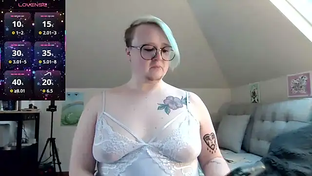 Snapshot of queerlyjaz chatting on February 16, 9:00 pm queerlyjaz online show from February 16, 9:00 pm