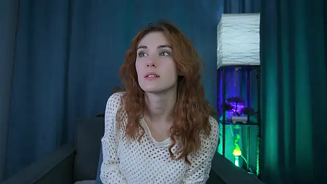 Snapshot of foxy_cute4you chatting on December 4, 7:33 pm foxy cute4you online show from December 4, 7:33 pm