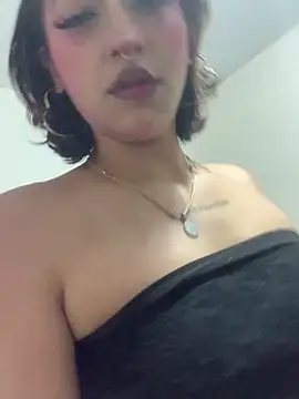 Snapshot of LilithMonette chatting on May 6, 1:57 am LilithMonette online show from May 6, 1:57 am