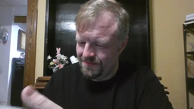 Snapshot of TheOneDonShaun chatting on April 4, 2:54 am TheOneDonShaun online show from April 4, 2:54 am
