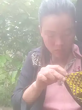 Snapshot of meomeo-00 chatting on December 4, 3:27 am meomeo-00 online show from December 4, 3:27 am