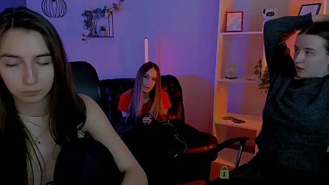  kellykitten  online show from April 15, 3:30 pm