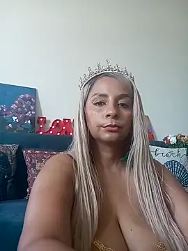 LaReineCleo online show from April 1, 11:00 am