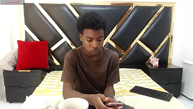 NoahJhonson69 online show from May 7, 11:37 am