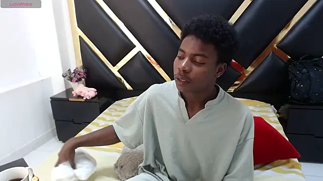 NoahJhonson69 online show from May 10, 11:37 am