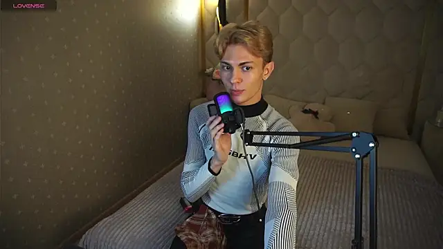 Snapshot of Even_Vrot chatting on December 13, 8:58 pm Even Vrot online show from December 13, 8:58 pm