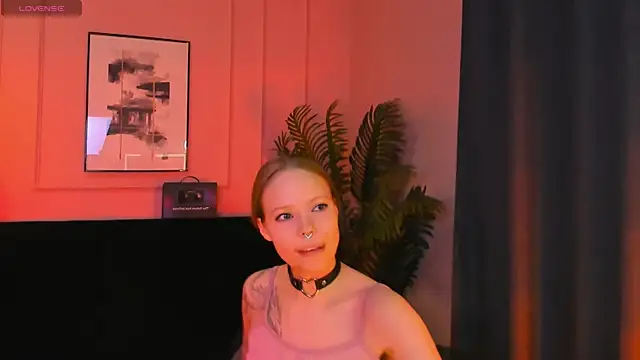 Snapshot of lucy_loy chatting on April 15, 12:01 pm lucy loy online show from April 15, 12:01 pm