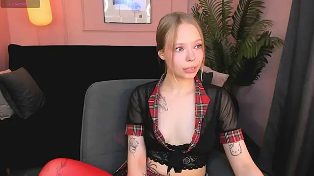 Snapshot of lucy_loy chatting on May 17, 7:28 am lucy loy online show from May 17, 7:28 am