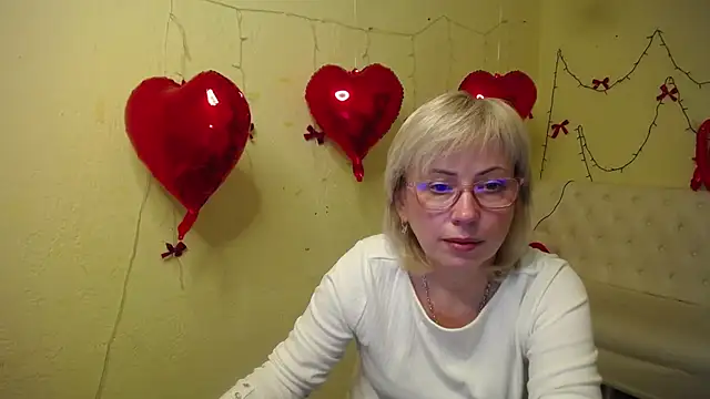 LaurenWishy online show from February 14, 5:43 pm