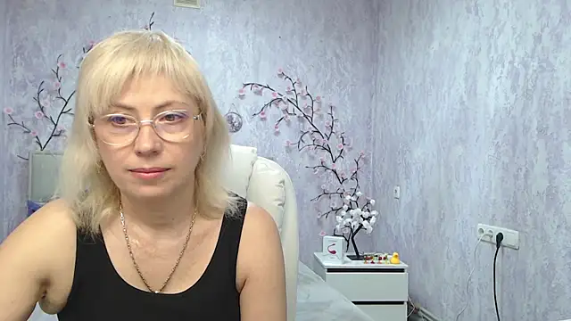 LaurenWishy online show from May 18, 5:13 am